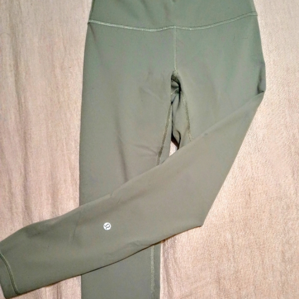 Lululemon size 6 ankle length tights worn once